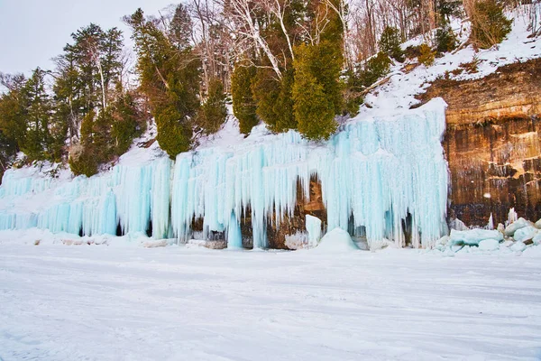 Eiszapfen und Eisformationen blau gefroren zu felsigen Klippen — Stockfoto