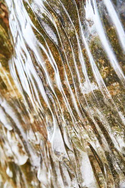 Onde di ghiaccio liscio sulla parete rocciosa in inverno — Foto Stock