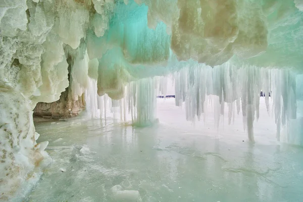 湖上的洞穴完全被蓝色的冰和冰柱覆盖着 — 图库照片
