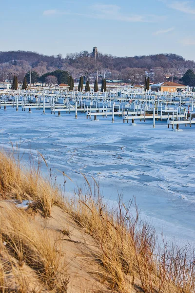 Dunas de arena junto a muelles en el lago durante el invierno —  Fotos de Stock