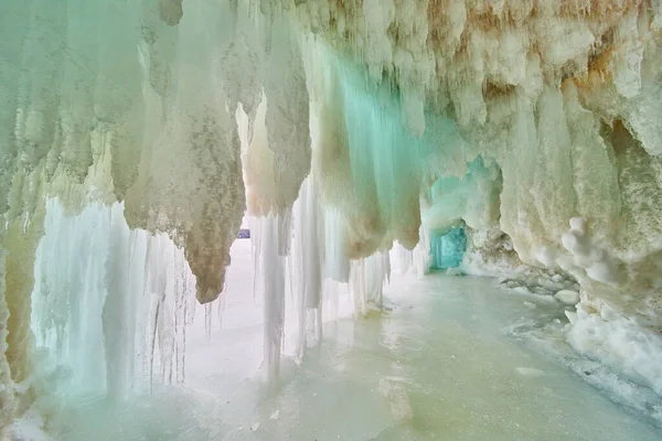 Buz ve mavi sarkıtlardan oluşan küçük bir mağara. — Stok fotoğraf