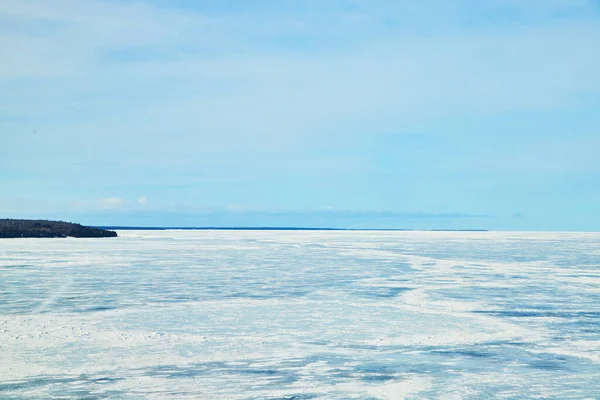 Temporada de invierno formaciones de hielo del lago congelado —  Fotos de Stock