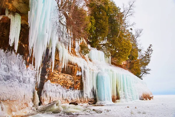 Atemberaubende Klippen im Winter mit Eiszapfen und gefrorenen Wasserfällen von Blau bedeckt — Stockfoto