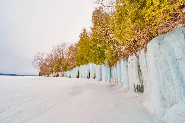 Inselklippen im Lake Michigan im Winter mit blauem Eis bedeckt — Stockfoto