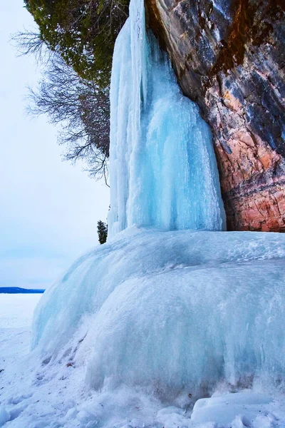 Zima duże niebieskie formacje lodowe z wyspy topnienia i klifów — Zdjęcie stockowe