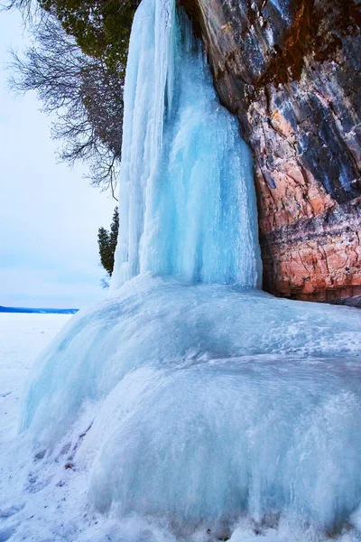 Zamrożone formacje lodowe zimowe i sople lodowe — Zdjęcie stockowe