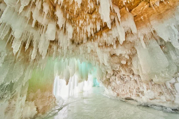 氷柱に覆われた天井の凍った湖の氷の洞窟 — ストック写真