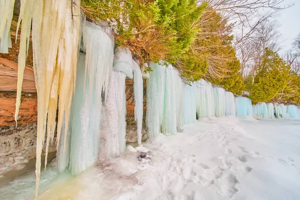 Gefrorene Klippen im Lake Michigan mit gefrorenen Wasserfällen bedeckt — Stockfoto