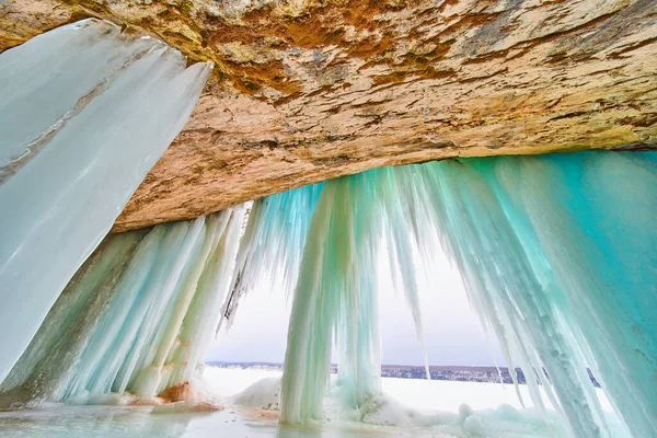 密歇根州的冰洞，有蓝色和绿色的大冰柱 — 图库照片