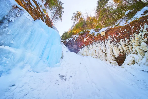 A fagyasztott vízesés és jégképződmények részletei a sziklákon — Stock Fotó