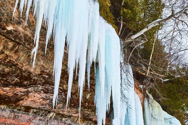 Winter große blaue Eiszapfen an Klippen — Stockfoto