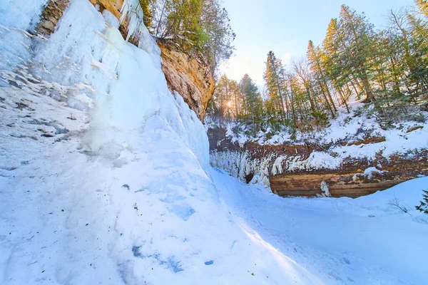 Jég és hó fagyott vízesés sziklák fák — Stock Fotó