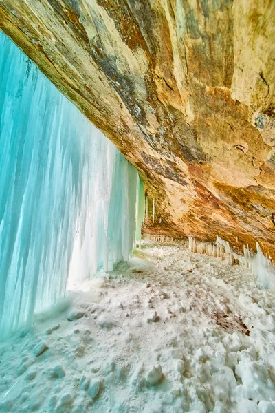 Kış buz mağarasının girişi donmuş buz ve buz saçaklarından oluşan şelale tabakasıyla tıkanmış. — Stok fotoğraf