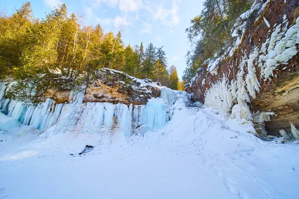 Großer gefrorener Wasserfall an felsigen Klippen — Stockfoto