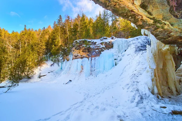 Cascada azul congelada en invierno con nieve — Foto de Stock