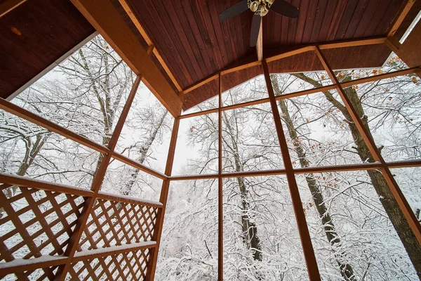 겨울에는 눈덮인 나무들이 있는 세 계절 안의 안을 들여다 본다 — 스톡 사진