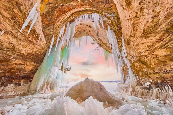 Büyük buz mağarası girişi mavi ve yeşil sarkıtlar ve kırık buzlarla kaplı. — Stok fotoğraf