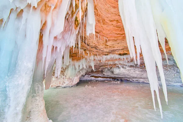 Entrada a la cueva de hielo congelado en el lago con grandes formaciones de hielo — Foto de Stock