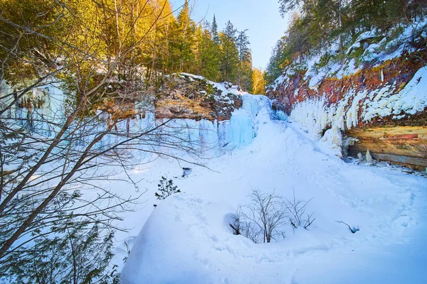 Amplia vista de grandes cascadas congeladas en invierno en acantilados — Foto de Stock