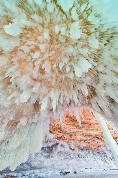 氷の洞窟の天井に円形のつらら模様 — ストック写真