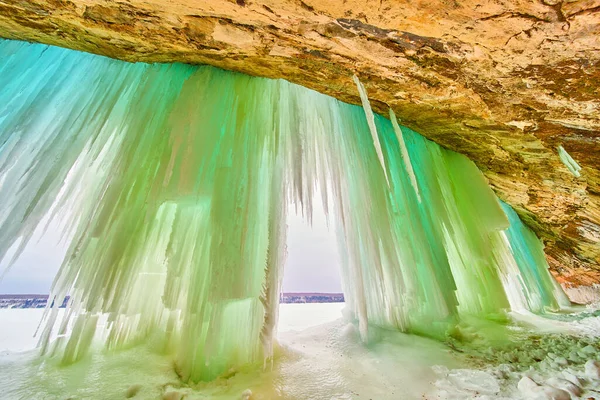 Uzun çarşaflı buz mağarası ve mavi ve yeşil buzdan buz sarkıtları — Stok fotoğraf