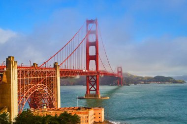 Kaliforniya 'daki Golden Gate Köprüsündeki Sisli Sabahın Görüntüsü