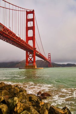 Golden Gate Köprüsü 'ndeki sisli sabahın görüntüsü güneydoğu kayalık sahilden