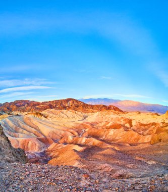 Ölüm Vadisi 'ndeki Iconic Zabriskie Point' in canlı renkleriyle