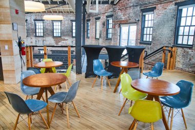 Çalışma odasının tuğla duvarlı oturma alanının resmi