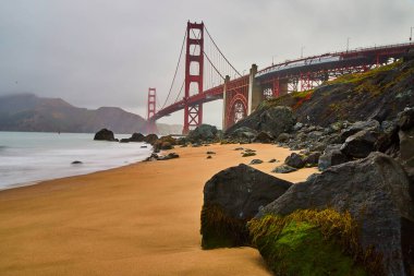 San Francisco 'da Golden Gate Köprüsü' nün yanında taşlı sisli bir sabahın görüntüsü.