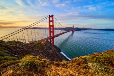 Görüntü: Golden Gate Köprüsü ikonik Amerikan köprüsü gün doğumunda