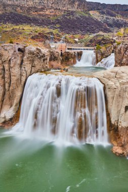 İlkbaharda Idaho 'daki Shoshone Şelalesi' ndeki inanılmaz şelalelerin görüntüsü