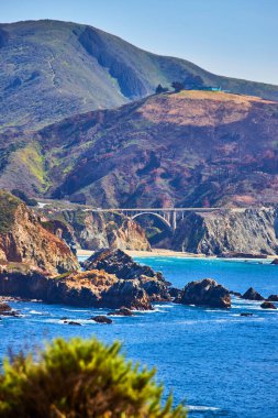 Bixby Köprüsü 'nün okyanusta dikey görüntüsü dağlarla çevrili.