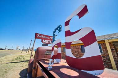 Iconic Route 66 'nın resmi. Moteldeki eski kamyonda Amerikan bayrağı deseni var.