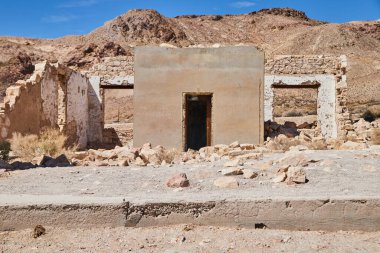 Hayalet şehrin görüntüsü çöldeki terk edilmiş yapılar.