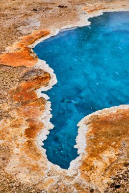 Yellowstone 'daki canlı mavi derin pınarın yakın plan görüntüsü