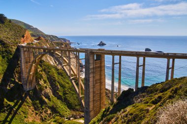 American West Coast 'taki Bixby Köprüsü, okyanus manzaralı.
