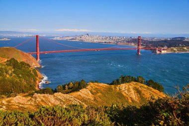 Dağlardan Golden Gate Köprüsü 'nün geniş bir görüntüsü San Francisco ufuk çizgisine sahip.