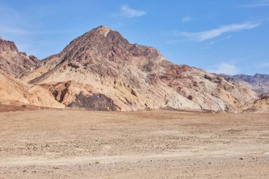 Ölüm Vadisi manzarası düzlükleri ve dağlarıyla