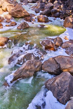 Donmuş kayalarla dolu Aqua nehrinin görüntüsü
