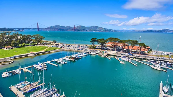 San Francisco Daki Yat Limanının Golden Gate Köprüsü Nün Görüntüsü — Stok fotoğraf