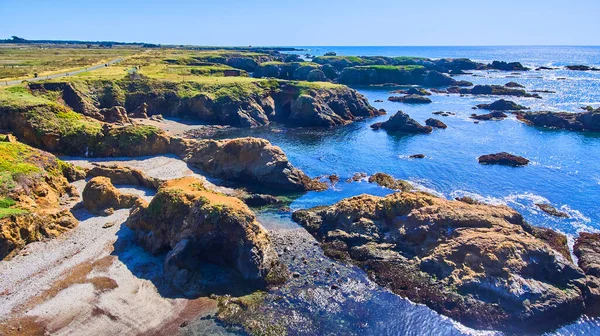 岩だらけの西海岸の美しい海の景色のイメージ — ストック写真