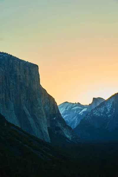 Imagem Silhueta Iconic Capitan Com Luz Dourada Manhã Yosemite — Fotografia de Stock