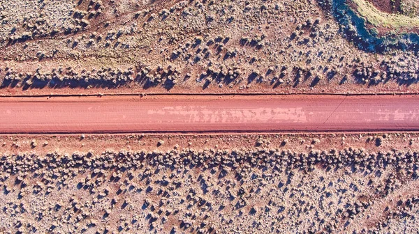 未舗装道路を見下ろす砂漠平野の空気のイメージ — ストック写真