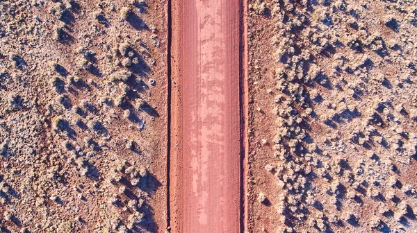 Imagem Aerial Olhando Para Baixo Estrada Deserto Arenoso Vermelho Planícies — Fotografia de Stock