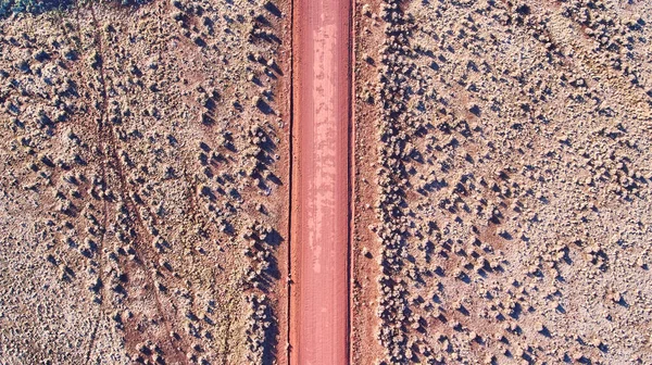 平野部の赤い砂漠の道路での空中の景色のイメージ — ストック写真
