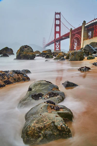 Immagine Del Golden Gate Bridge Sulla Nebbia Mattutina Con Onde — Foto Stock