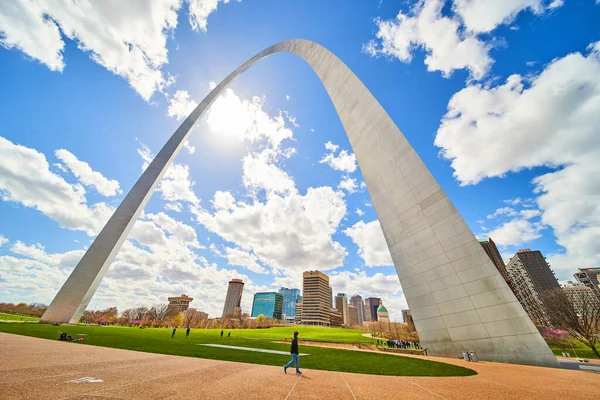 Bild Fantastisk Utsikt Över Louis Gateway Arch Med Stadens Skyline — Stockfoto