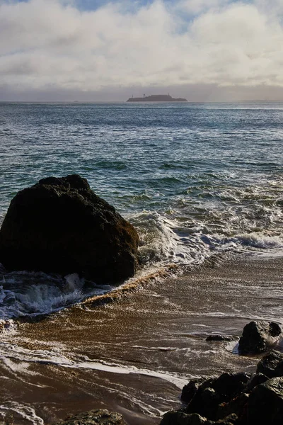 アルカトラズ刑務所島とサンフランシスコ湾のビーチで霧の朝の画像 — ストック写真