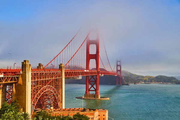 Immagine Nebbia Che Ricopre Cima Del Golden Gate Bridge San — Foto Stock